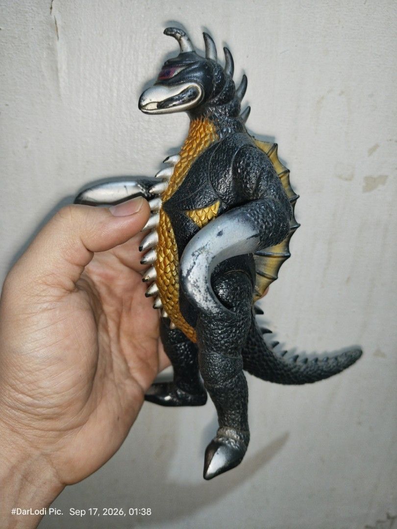 Godzilla Gigan Kaiju 1990 (Category: Figurines & Statues) located in Pasay City. Submitted by mancave07 (Listing ID 1462227007, Image 1). Description: 🔥 Bandai Japan 1990 🧐 Issue missing isang pangel. 🏠 Location Pasay city 💸 Gcash Payment 🚛Jnt and Lalamove.