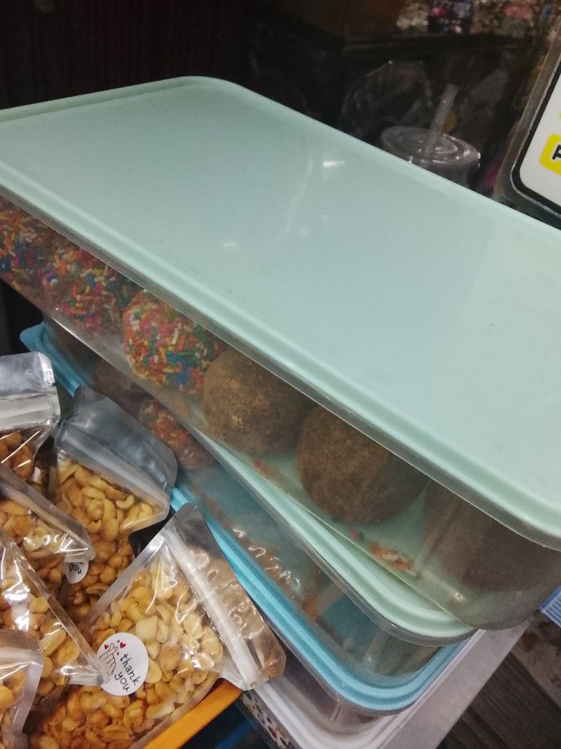 Graham Balls (18pcs) (Category: Homemade Bakes) located in Quezon City. Submitted by inah_0405 (Listing ID 1462053527, Image 2). Description: 18pcs 180 + tupperware 80 if u want delivery via lala move.
