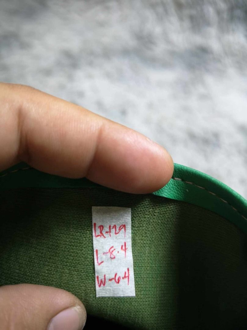 Green Soft leather Foldable Coin Purse (Category: Purses & Pouches) located in Santa Cruz. Submitted by jmy_surplus.2 (Listing ID 1462172792, Image 3). Description: Size ; L - 8.4 W - 6.4 Color ; Green Type ; Purse Brand ; No brand Material ; Leather Style ; Green Leather Purse LR 129 JMY 1 Batch #221.