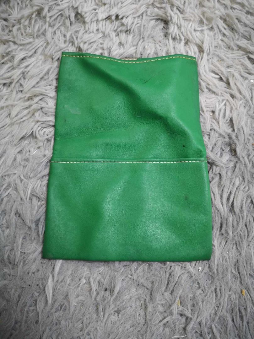 Green Soft leather Foldable Coin Purse (Category: Purses & Pouches) located in Santa Cruz. Submitted by jmy_surplus.2 (Listing ID 1462172792, Image 1). Description: Size ; L - 8.4 W - 6.4 Color ; Green Type ; Purse Brand ; No brand Material ; Leather Style ; Green Leather Purse LR 129 JMY 1 Batch #221.