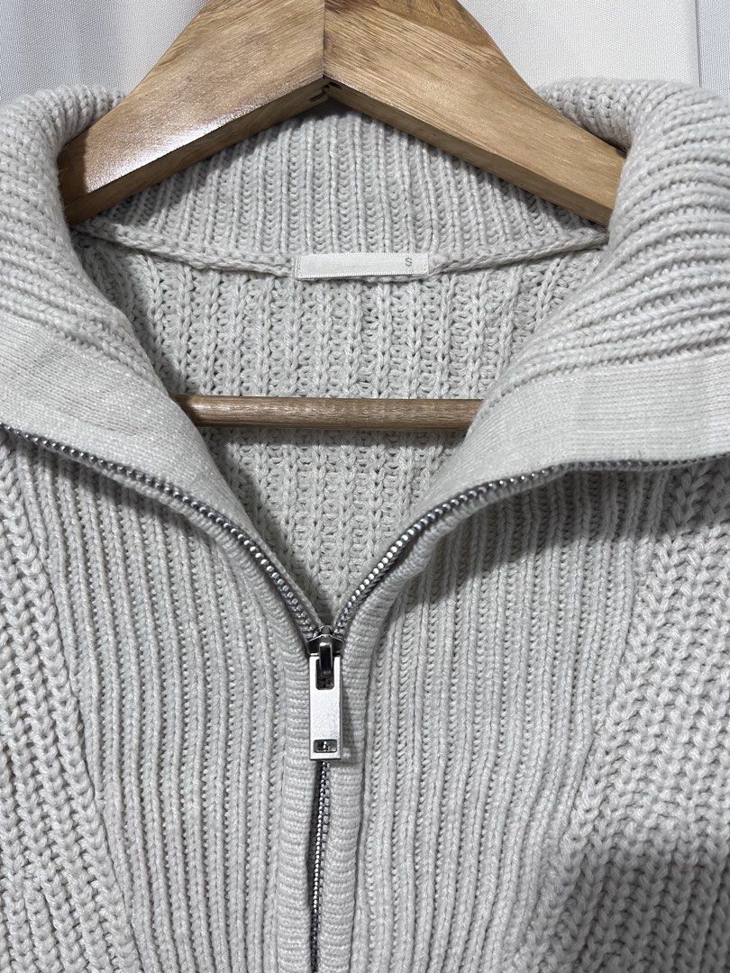 GU Ribbed Half Zip Sweater (Category: Longsleeves) located in Baguio. Submitted by miisthyshop.ph (Listing ID 1462066339, Image 2). Description: - Cream colored ribbed sweater from GU - Features a half zip neckline and stand-up collar - Made from a comfortable acrylic and nylon blend - Versatile for pairing with jeans or skirts - Stylish and easy for everyday wear Size Small on tag Men’s Small Medium for women’s GU Low Gauge Half-Zip Sweater bulk