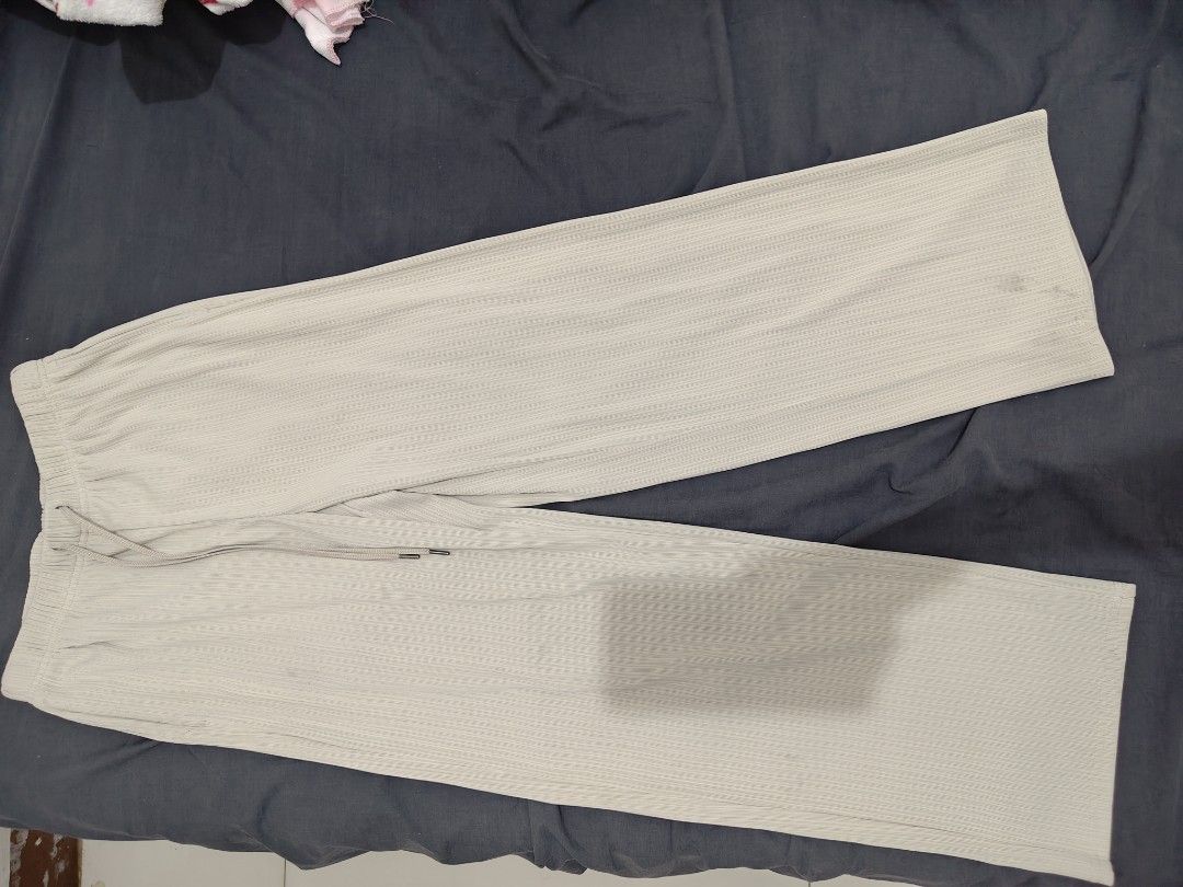 GU Women's Ribbed Pull-On Pants Cream (Category: Other Bottoms) located in Mandaluyong City. Submitted by declutterpreloved2.0 (Listing ID 1462243038, Image 2). Description: - Cream colored ribbed pull-on pants from GU - Wide leg style - Drawstring waist - Side pockets - Minor marks on leg (see last photo).