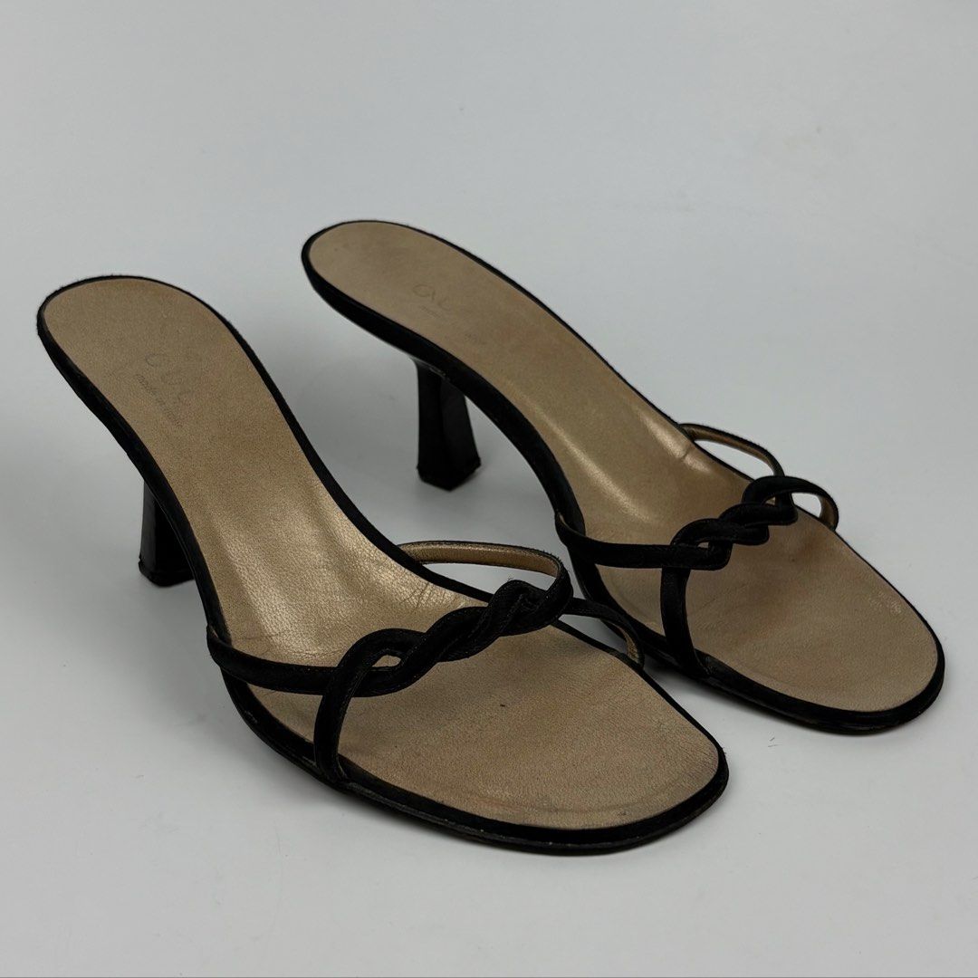 Gucci - Tom Ford - Twisted Kitten Heels (Category: Sneakers & Footwear) located in Bacolod City. Submitted by cast.archives (Listing ID 1462179126, Image 1). Description: Gucci - Tom Ford - Twisted Kitten Heels Size: 35.5 fits 37 | 24cm Condition: Very good Flaw: Normal sign of used.