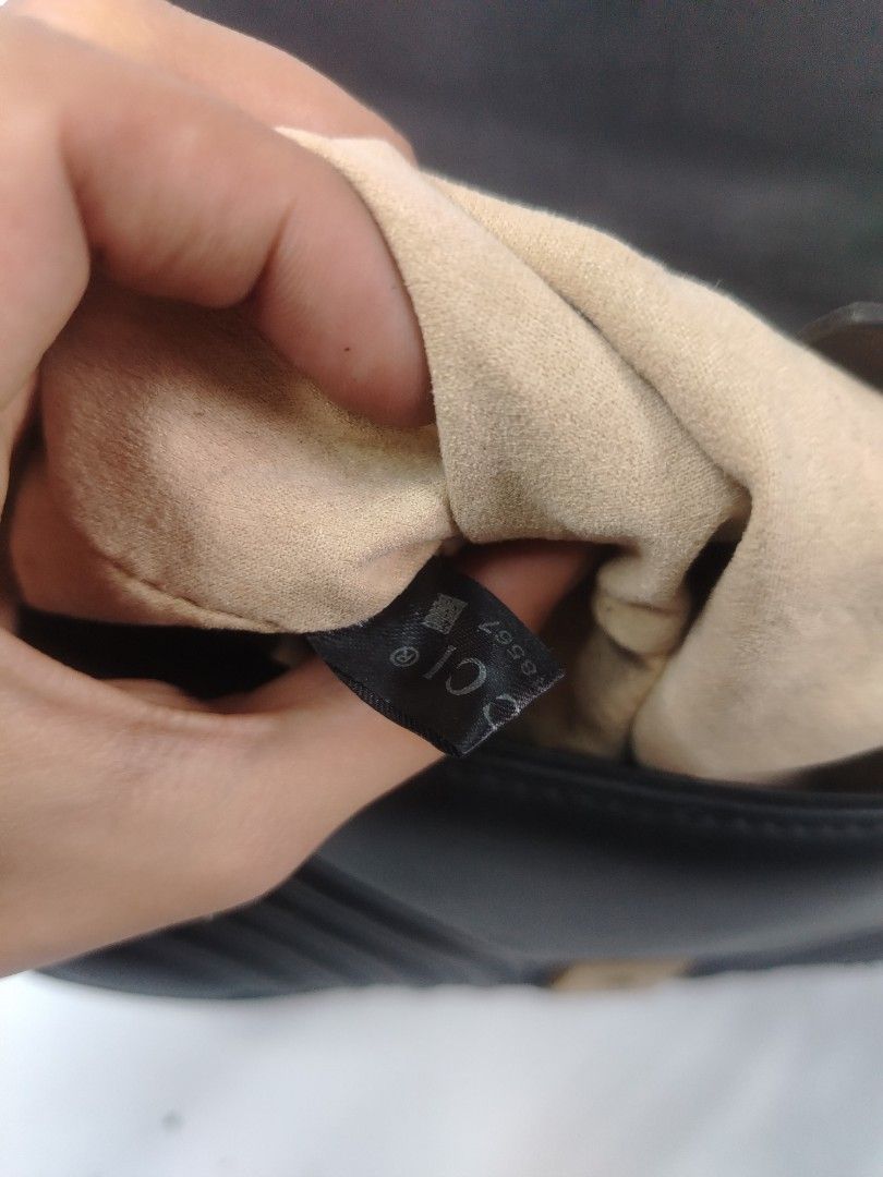 Gucci black quilted marmont shoulder bag (Category: Cross-body Bags) located in San Carlos. Submitted by fashiondesancarlos05 (Listing ID 1462087575, Image 3). Description: Needs cleaning Needs restoration.