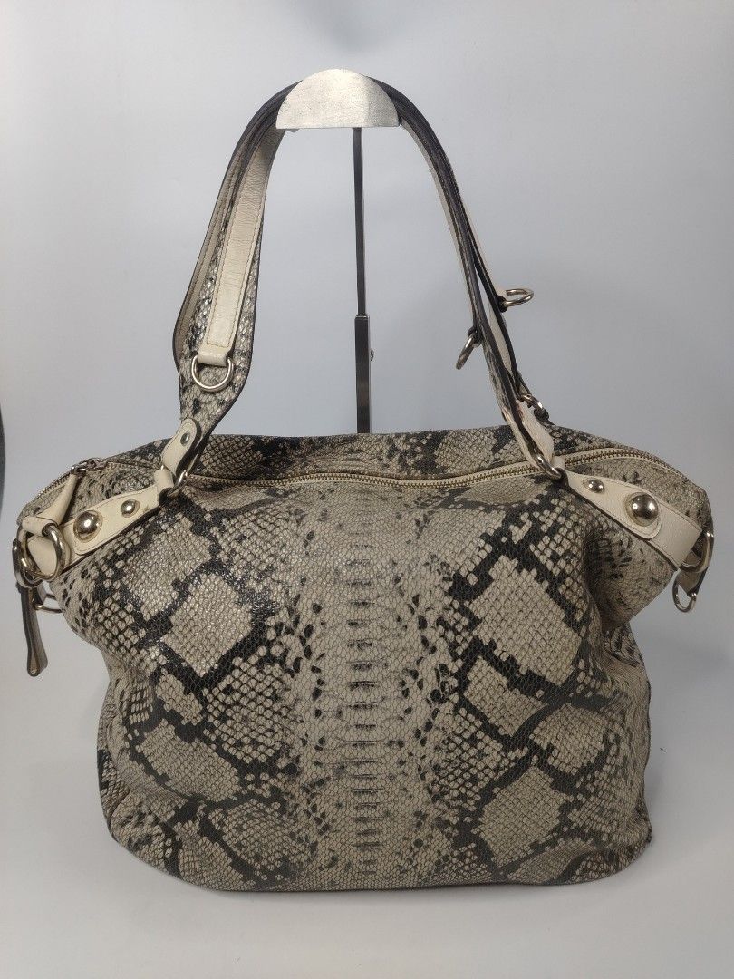 Gucci Python Shoulder Bag (Category: Tote Bags) located in San Carlos. Submitted by fashiondesancarlos05 (Listing ID 1462085906, Image 1). Description: .