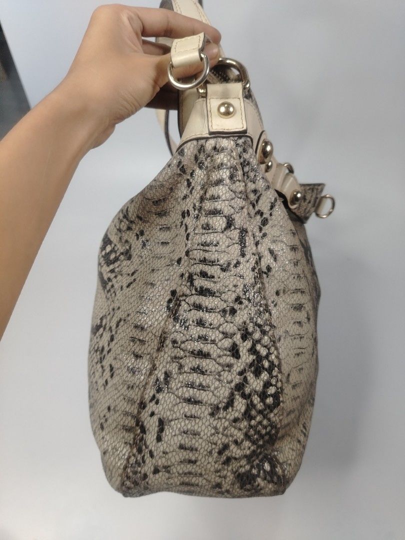 Gucci Python Shoulder Bag (Category: Tote Bags) located in San Carlos. Submitted by fashiondesancarlos05 (Listing ID 1462085906, Image 3). Description: .