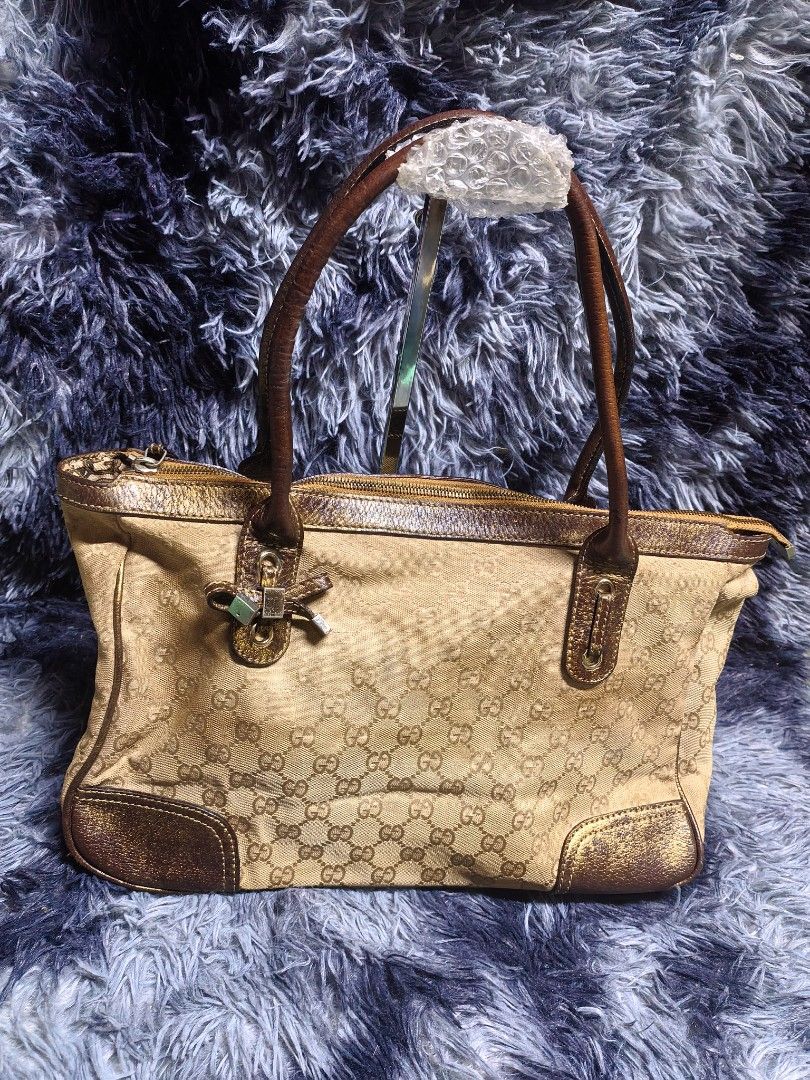 Gucci totebag (Category: Luxury Bags & Wallets) located in Iloilo. Submitted by luxury.ilo1984 (Listing ID 1462180372, Image 1). Description: Thrifted Ukay Source Rank AB in Excellent condition Design nya talaga ito ung Gold paint parang vintage yata ito indi Lang ako sure super Ganda in actual Issue sign of use only subrang liit Lang naman na lining issue check Last Pic No rubs po ito sa canvas nya Size medium Dimes 10 by 15.5 inch Gucci under z