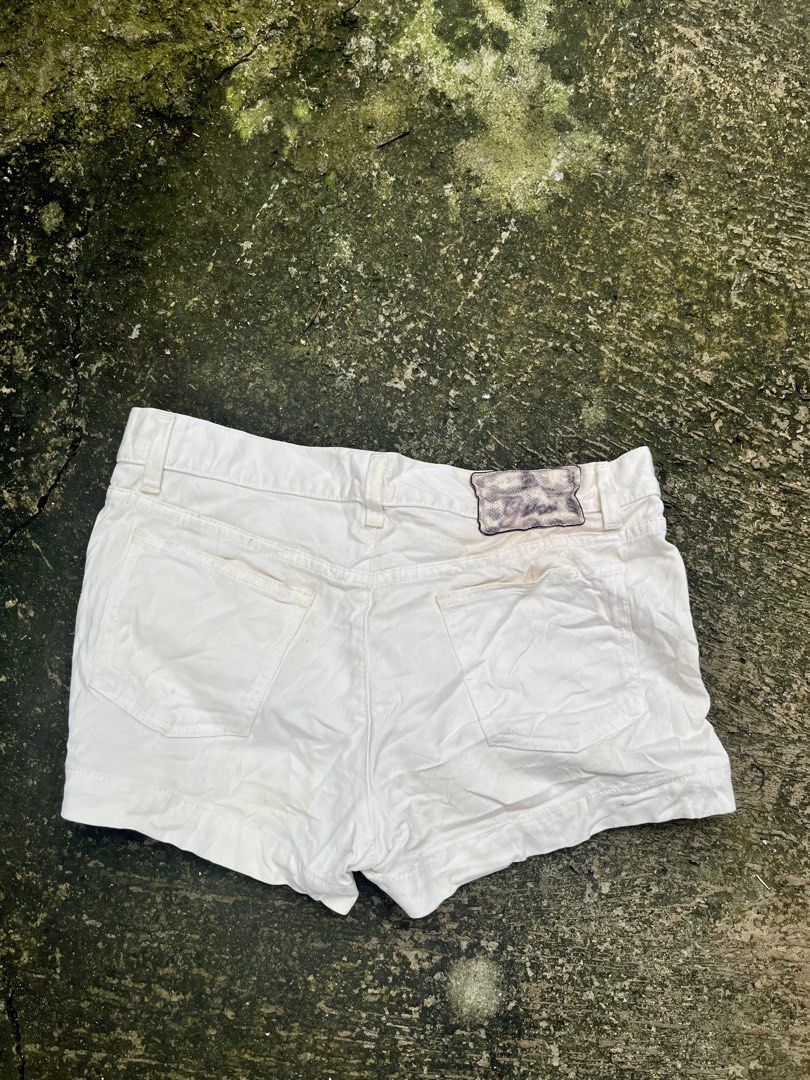 Gucci White Denim Shorts Size 40 (Category: Shorts) located in Manila. Submitted by shanaaa.collects (Listing ID 1462124195, Image 2). Description: - Authentic Gucci white denim shorts - Made in Italy - Features elegant gold hardware details - Classic five-pocket styling - Convenient zip fly - Ideal for versatile casual wear.
