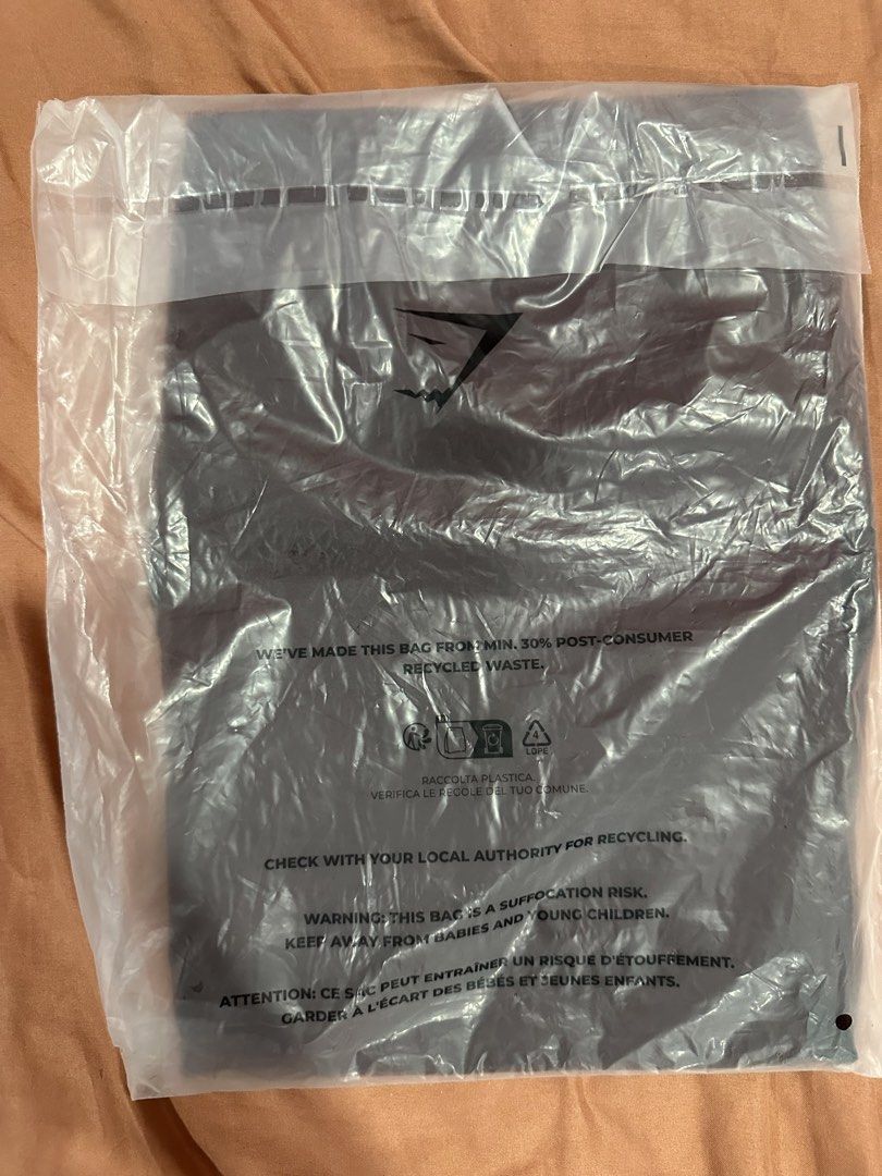 Gymshark Shadow Seamless Red (Category: Activewear) located in Pasay City. Submitted by xansells (Listing ID 1462138721, Image 3). Description: XS. Rfs: extra piece.