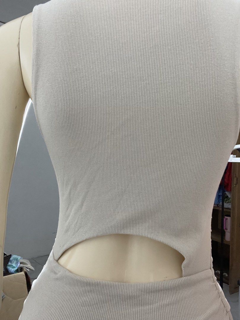 halter Dress (Category: Dresses) located in San Simon. Submitted by gonzalescr83075 (Listing ID 1462185183, Image 3). Description: Length- 32 inches 📌 PRE-LOVED ITEMS REMINDER 📌 Thank you for checking out my listings! Please read before claiming: ✨ All items are PRE-LOVED/SECONDHAND. ✨ Expect minimal signs of use, small flaws, or imperfections that may have been overlooked. ✨ Please manage your expectations and do not expect items to be in bran
