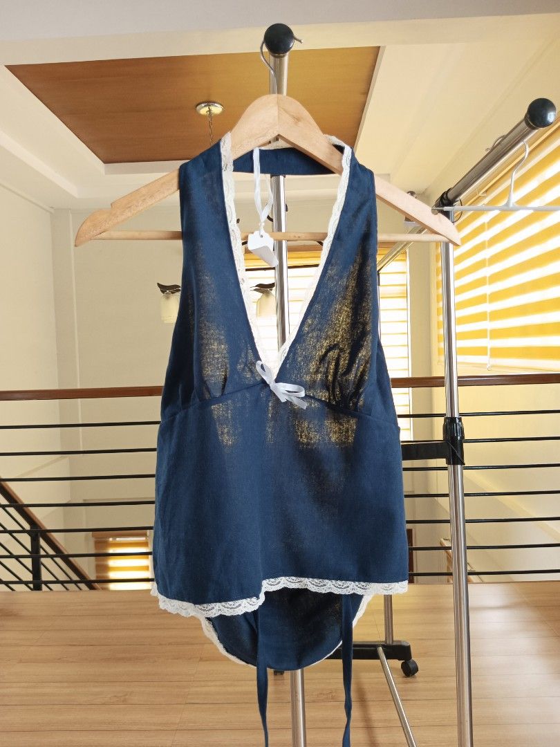 Halter top (Category: Sleeveless) located in Manila. Submitted by yraeclub (Listing ID 1462067502, Image 2). Description: natanggal ung pagiging stretchy niya pero masusuot siya as normal sa mga medium sized na may malalaking hinaharap ♡ size: M.