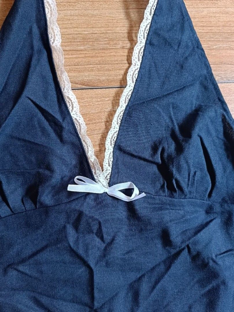 Halter top (Category: Sleeveless) located in Manila. Submitted by yraeclub (Listing ID 1462067502, Image 3). Description: natanggal ung pagiging stretchy niya pero masusuot siya as normal sa mga medium sized na may malalaking hinaharap ♡ size: M.
