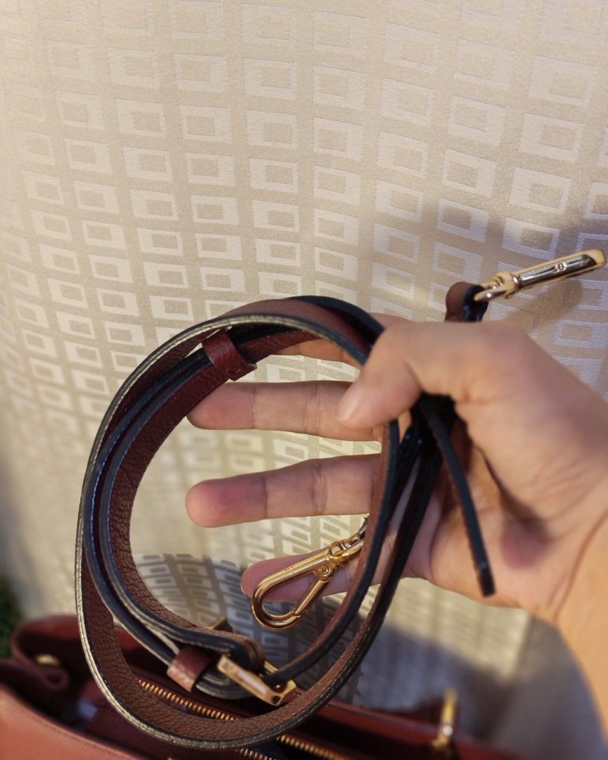 hand bag /office bag (Category: Shoulder Bags) located in Pasig City. Submitted by strapsandfashion.26 (Listing ID 1462100940, Image 2). Description: Dimension: see pictures color maroon preloved Samantha thavasa brand you can visit our shop straps and fashion for more bags.