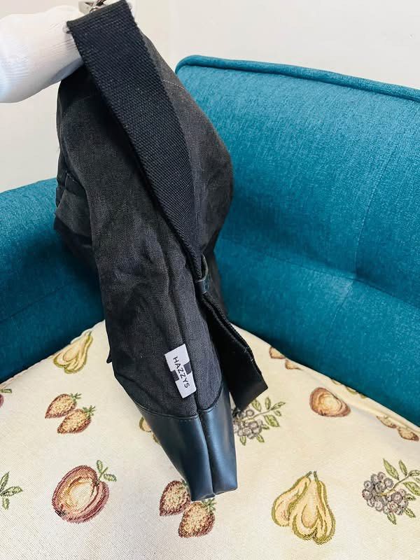 HAZZYS SLING MEN BAG (Category: Sling Bags) located in Tacurong. Submitted by pearlitas_ukay (Listing ID 1462052296, Image 3). Description: HAZZYS Good as new Medium With multiple compartments Color rate 9.9/10 .
