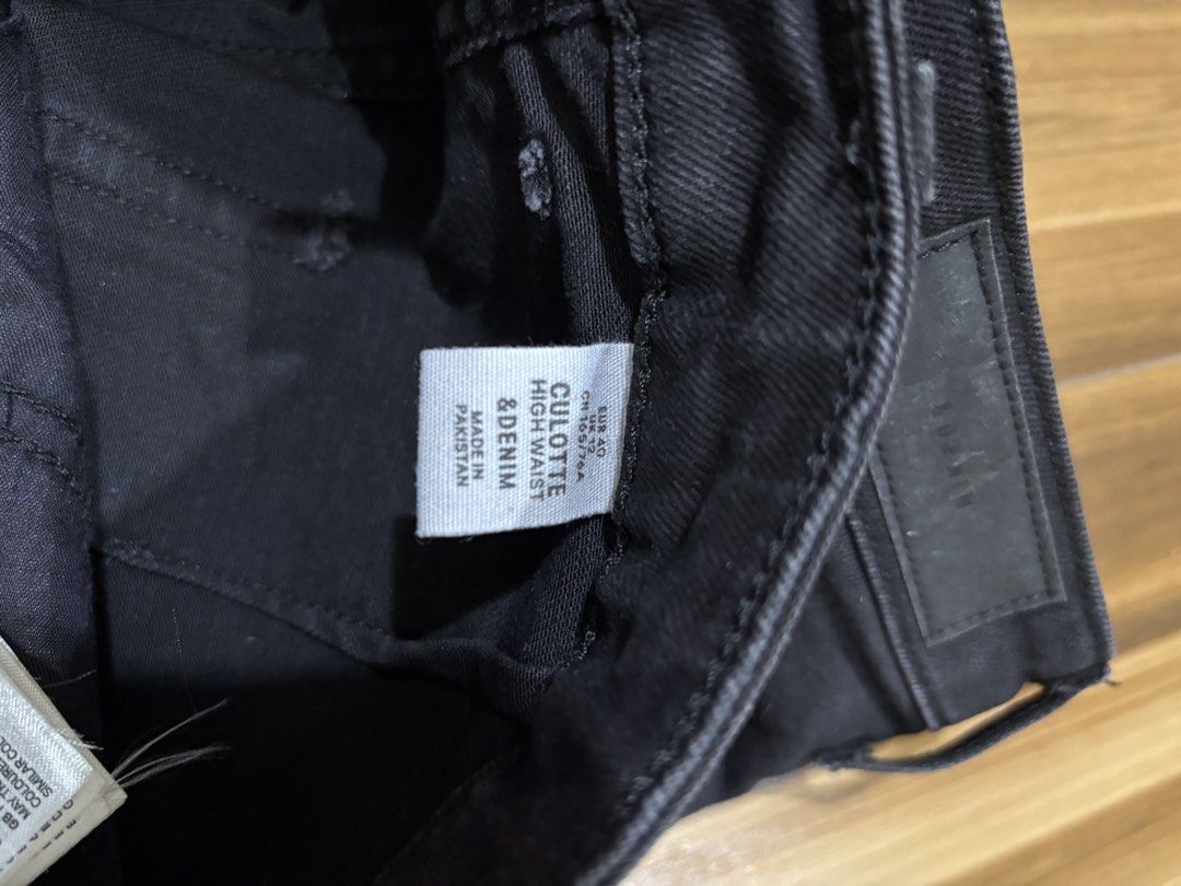 h&m (Category: Shorts) located in Paranaque City. Submitted by frantootsky (Listing ID 1462075607, Image 3). Description: black denim Jorts.