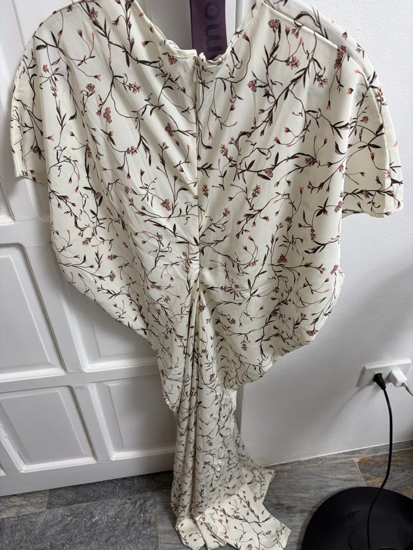 H&M (Category: Dresses) located in Cabanatuan. Submitted by rosecii (Listing ID 1462119591, Image 3). Description: Length: 52 inches Width: 18 inches Runs small .
