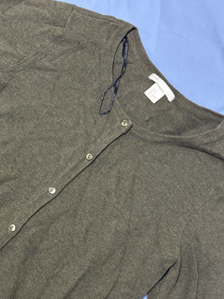 H&M - Green Cardigan (Category: Coats, Jackets and Outerwear) located in Manila. Submitted by jannine_closet (Listing ID 1462178989, Image 1). Description: H&M Green Cardigan Size - S.