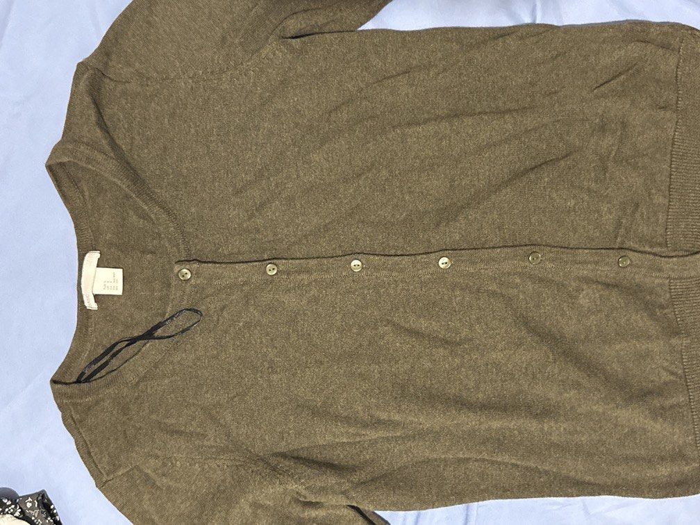 H&M - Green Cardigan (Category: Coats, Jackets and Outerwear) located in Manila. Submitted by jannine_closet (Listing ID 1462178989, Image 2). Description: H&M Green Cardigan Size - S.