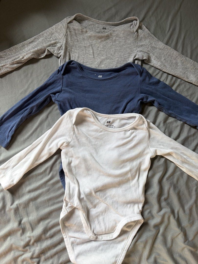 H&M baby onesie (4-6m) (Category: Babies & Kids Fashion) located in Manila. Submitted by slayandchic (Listing ID 1462204292, Image 1). Description: used once for take all unisex.