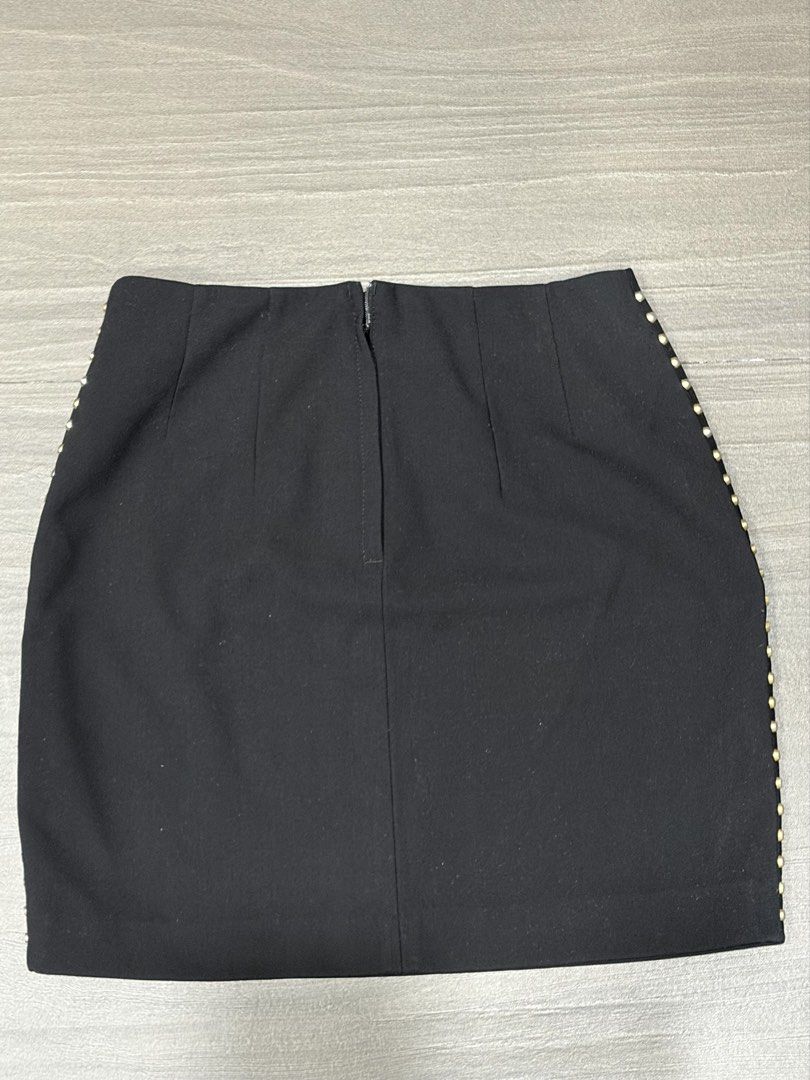 H&M Black Studded Mini Skirt (Category: Skirts) located in Quezon City. Submitted by kendejesus101 (Listing ID 1462065741, Image 2). Description: - Black mini skirt from H&M - Features stud details on hem and waistband - Zipper closure at the back - Lined interior - Perfect for dressing up or down, pair with heels or sneakers.