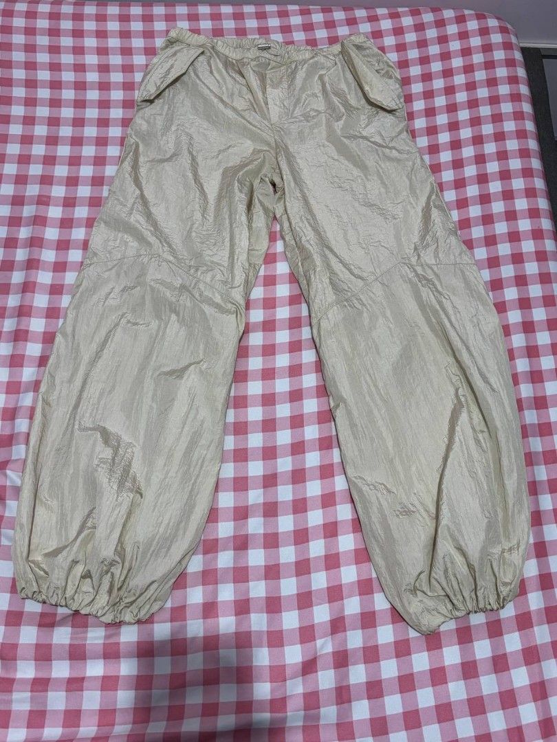 H&M Cream Parachute Pants (Category: Other Bottoms) located in Quezon City. Submitted by declutteringnook (Listing ID 1462079682, Image 2). Description: - size: xs - loose / oversized fit - fabric is lightweight, crinkled nylon material - elasticized cuff around the ankles - dance studio fit vibes.