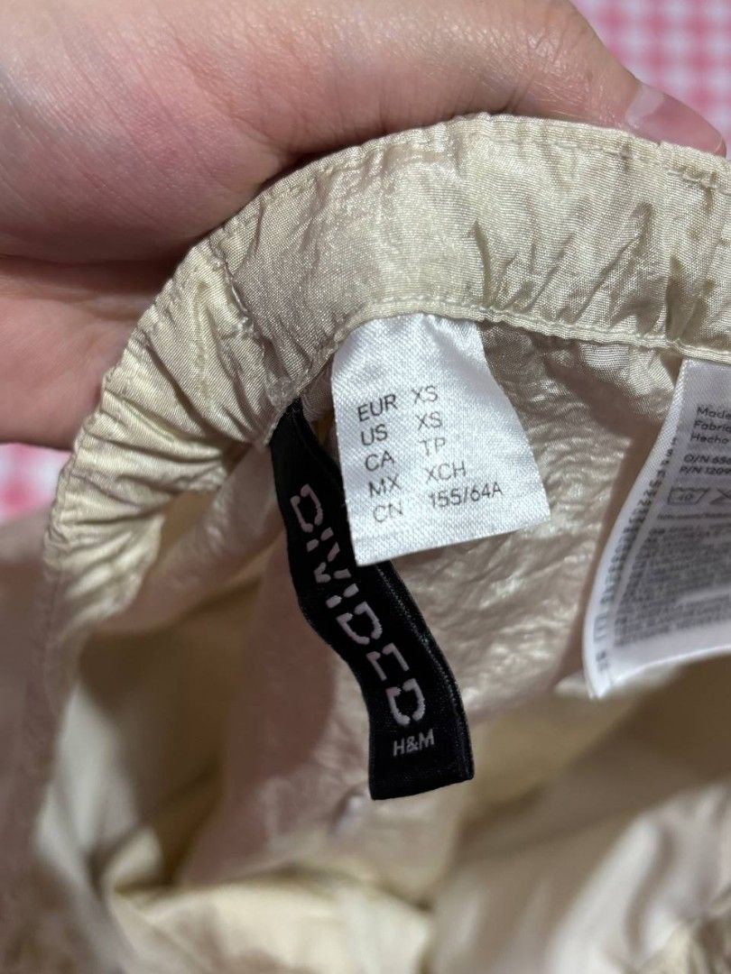 H&M Cream Parachute Pants (Category: Other Bottoms) located in Quezon City. Submitted by declutteringnook (Listing ID 1462079682, Image 3). Description: - size: xs - loose / oversized fit - fabric is lightweight, crinkled nylon material - elasticized cuff around the ankles - dance studio fit vibes.
