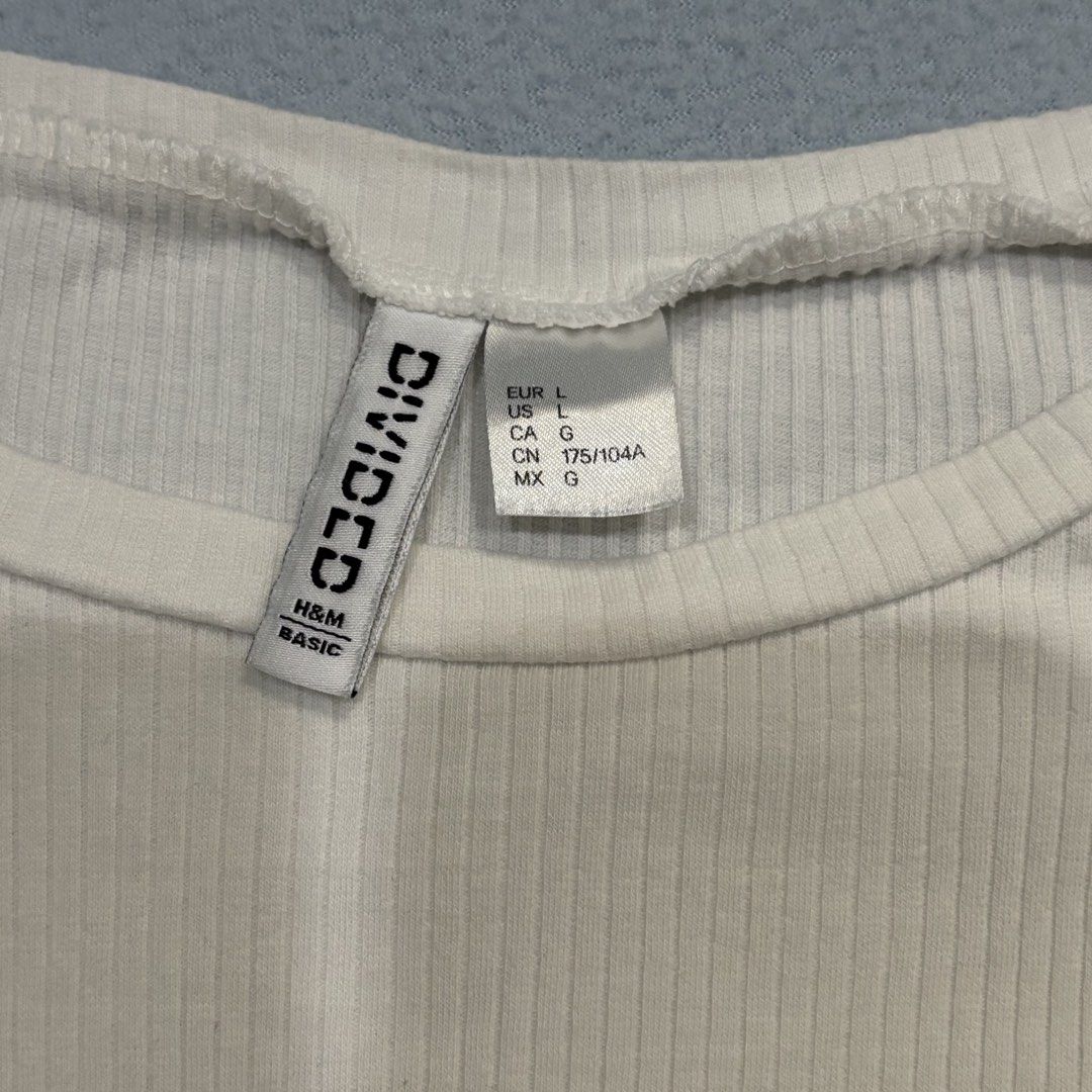 H&M Divided Basic Ribbed White Shirt (Category: Shirts) located in Quezon City. Submitted by kapnudols (Listing ID 1462093783, Image 2). Description: semi cropped no when worn mop: gcash, gotyme mod: j&t, sdd loc: commonwealth, qc.