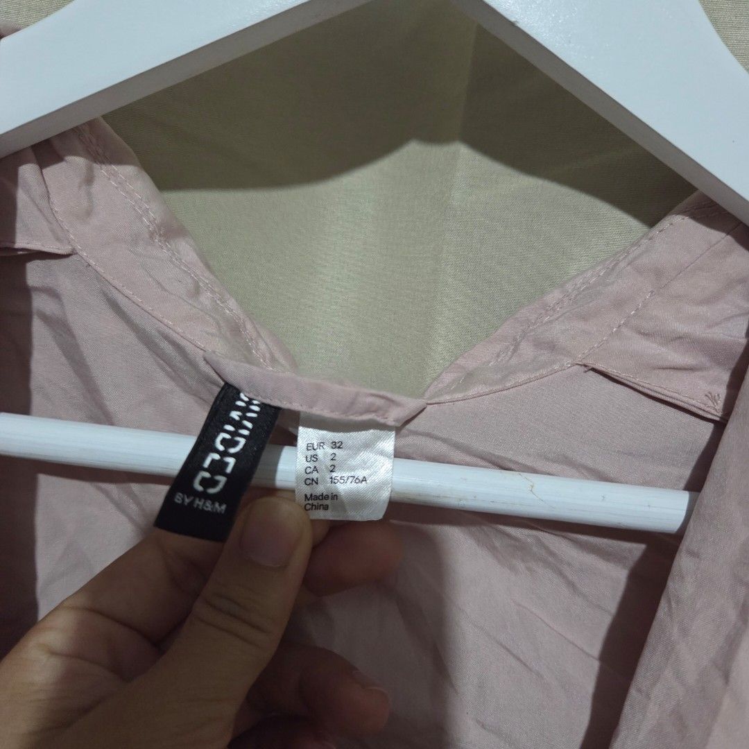 H&M (DIVIDED) lightweight coat women (Category: Coats, Jackets and Outerwear) located in Santiago. Submitted by fromboxes (Listing ID 1462163632, Image 3). Description: Like new unopened front pockets Ships thru J&T Isabela North Luzon Shipping Nationwide No rush shipping 😊😊.