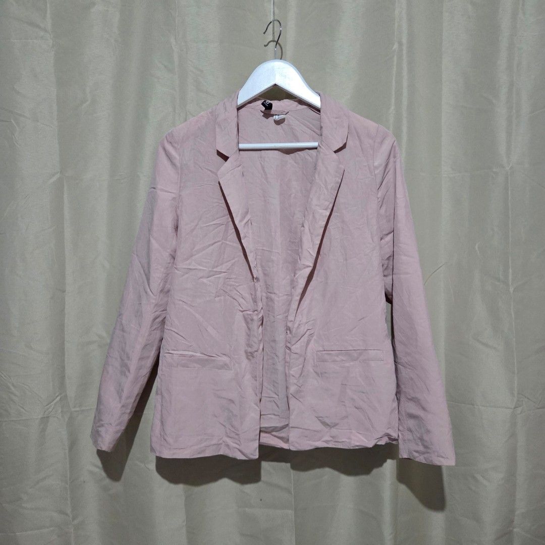 H&M (DIVIDED) lightweight coat women (Category: Coats, Jackets and Outerwear) located in Santiago. Submitted by fromboxes (Listing ID 1462163632, Image 1). Description: Like new unopened front pockets Ships thru J&T Isabela North Luzon Shipping Nationwide No rush shipping 😊😊.