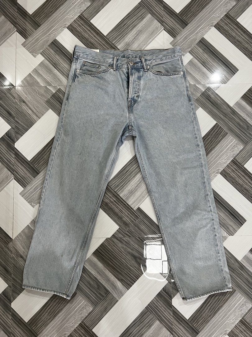 H&M Light Wash Denim Jeans (Category: Jeans) located in Baguio. Submitted by zyddd014 (Listing ID 1462182392, Image 1). Description: H&M light blue jeans *minor stains W: 33-34 L: 37 Hita: 12.5 Leg opening: 8 Excellent. Condi 500 Baguio.