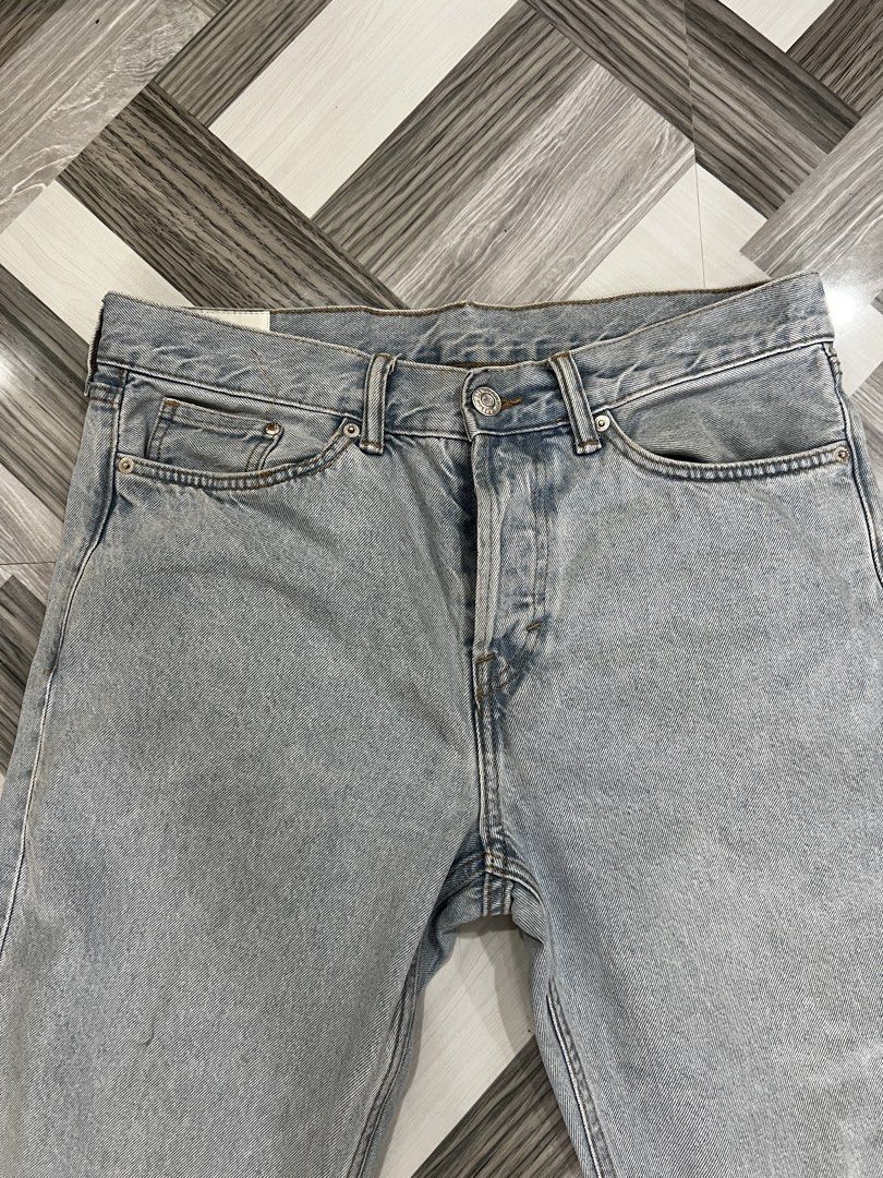 H&M Light Wash Denim Jeans (Category: Jeans) located in Baguio. Submitted by zyddd014 (Listing ID 1462182392, Image 2). Description: H&M light blue jeans *minor stains W: 33-34 L: 37 Hita: 12.5 Leg opening: 8 Excellent. Condi 500 Baguio.