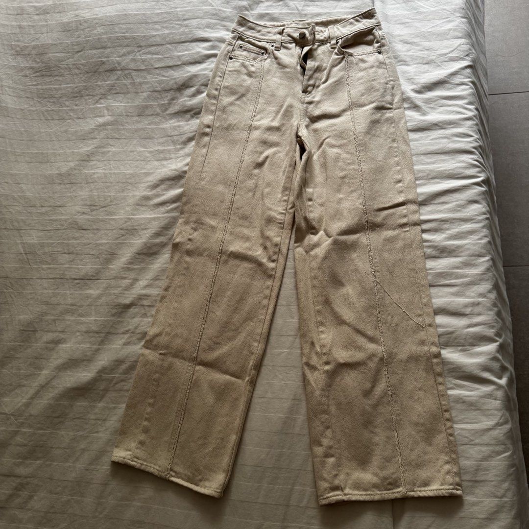 H&M off white flared line embroidered pants (Category: Jeans) located in Muntinlupa City. Submitted by champange101 (Listing ID 1462096341, Image 1). Description: Pre loved! No issues Size shown in photos No when worn photos Check out my other listings! ✨.