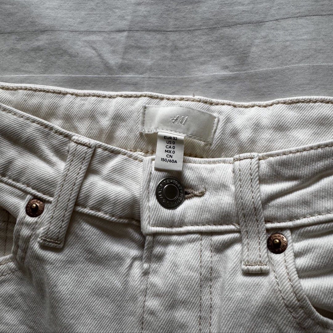 H&m off-white flared pants distressed ends (Category: Jeans) located in Muntinlupa City. Submitted by champange101 (Listing ID 1462095905, Image 2). Description: Pre loved! No issues Size in the photos No when worn photos Check out my other listings ✨ Discounts offered to 3 or more listings .