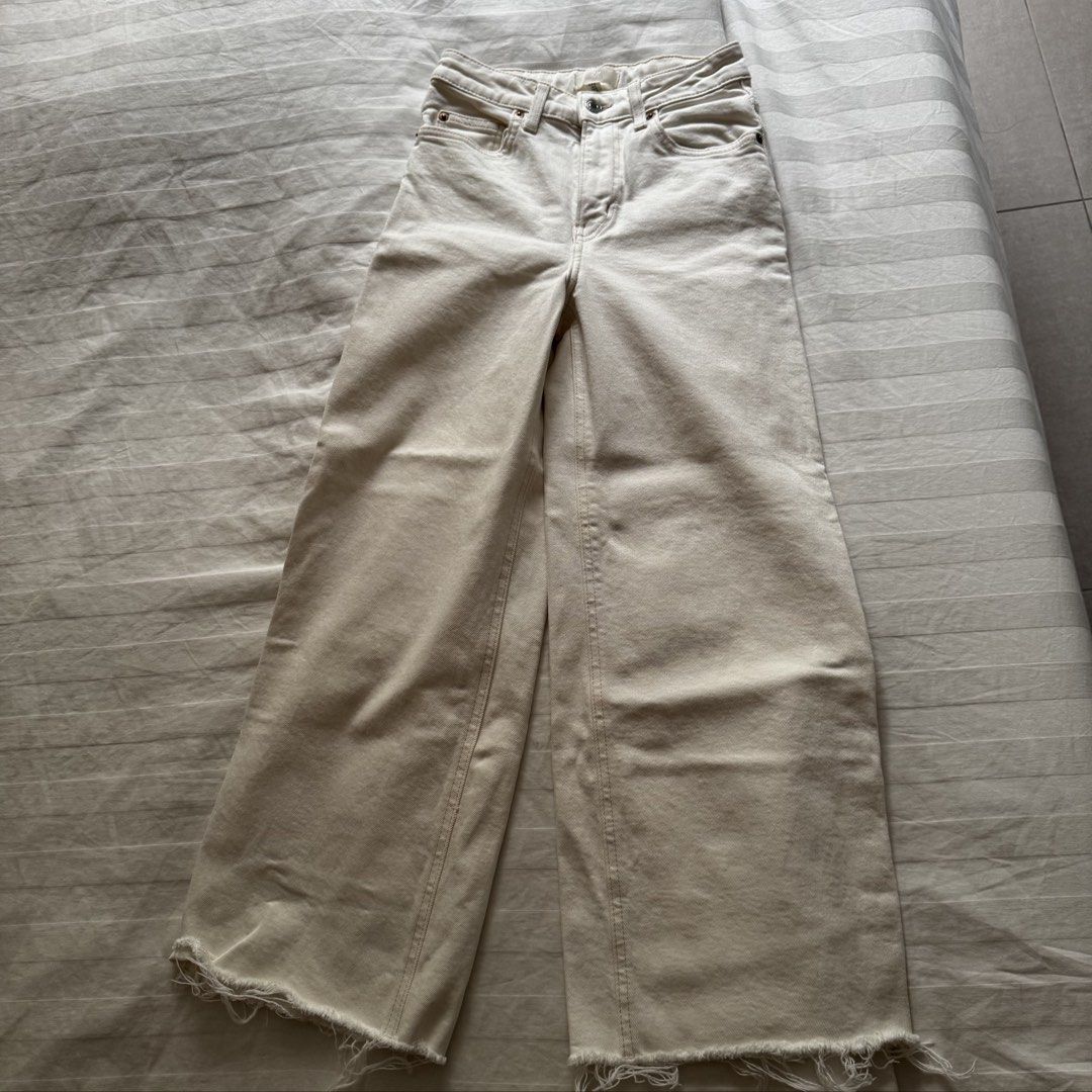 H&m off-white flared pants distressed ends (Category: Jeans) located in Muntinlupa City. Submitted by champange101 (Listing ID 1462095905, Image 1). Description: Pre loved! No issues Size in the photos No when worn photos Check out my other listings ✨ Discounts offered to 3 or more listings .