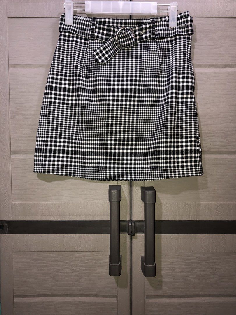 H&M Plaid Belted Skirt (Category: Skirts) located in Cebu City. Submitted by jiselle_fecollection (Listing ID 1462083839, Image 2). Description: -can fit 26-27 waistline -Plaid -Black and white - Mini skirt -side zipper closure -68% Polyester 30% viscose 2 % elastane.