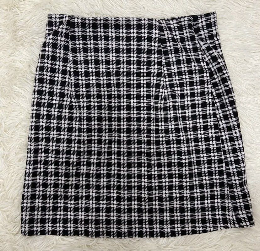 H&M Plaid Mini Skirt (Category: Skirts) located in Baliuag. Submitted by lovedbykirsh (Listing ID 1462073863, Image 2). Description: .