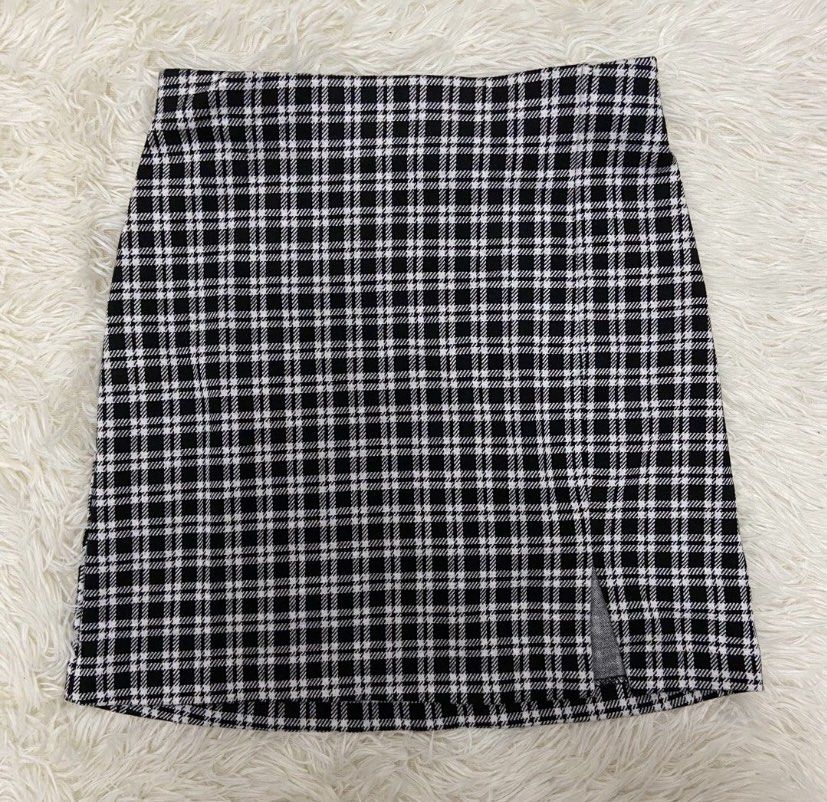 H&M Plaid Mini Skirt (Category: Skirts) located in Baliuag. Submitted by lovedbykirsh (Listing ID 1462073863, Image 1). Description: .