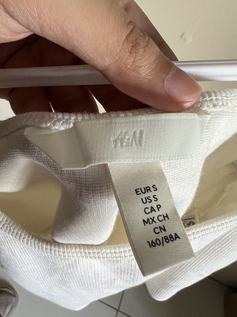 H&M Ribbed Square Neck Tank Top Cream (Category: Sleeveless) located in Manila. Submitted by francinemanaois (Listing ID 1462072274, Image 2). Description: - Cream ribbed tank top from H&M - Features a stylish square neckline - Tagged as Small, but best fits an XS to Small - Made with stretchy material for a comfortable fit - A versatile basic piece perfect for any wardrobe.