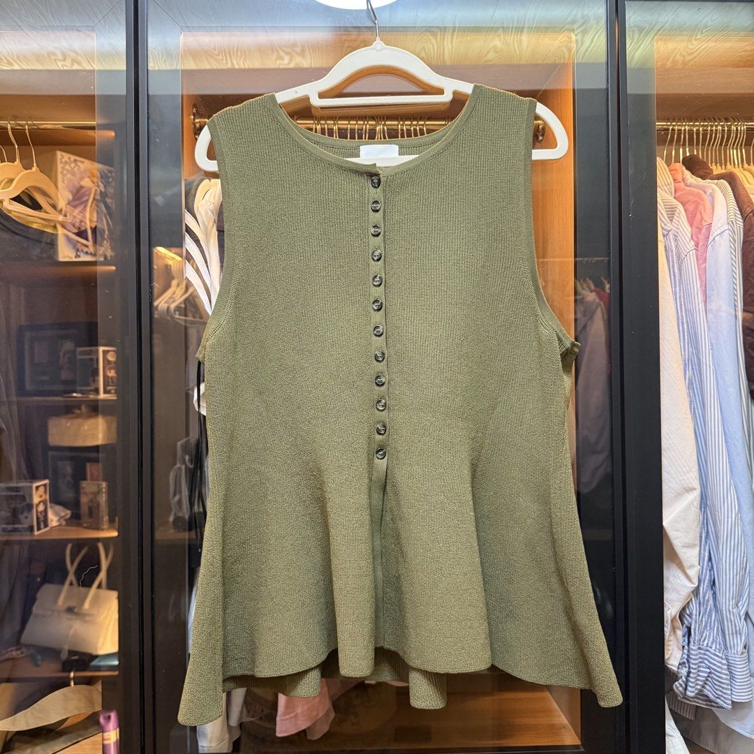 H&M Sleeveless Knit Button-Up Top - Olive Green (Category: Sleeveless) located in Manila. Submitted by khazie. (Listing ID 1462226533, Image 1). Description: - H&M Olive Green Sleeveless Knit Top - Size: Large (L) - Features: Button-up front, flared hem - Material: Textured knit - Style: Versatile for layering or standalone wear.