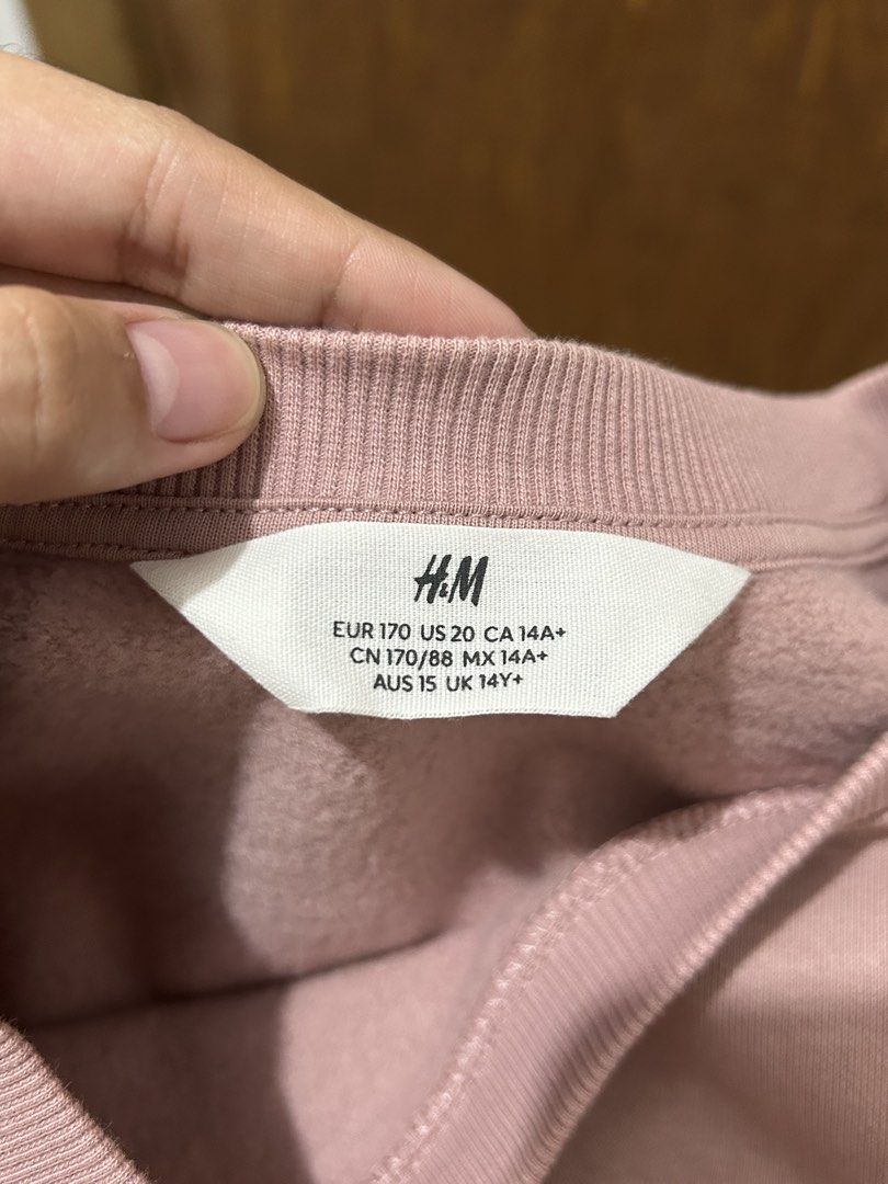 H&M Sweater (Category: Coats, Jackets and Outerwear) located in Bulacan. Submitted by yemihhh (Listing ID 1462218376, Image 3). Description: Brand New! Never Worn. RFS: Decluttering .