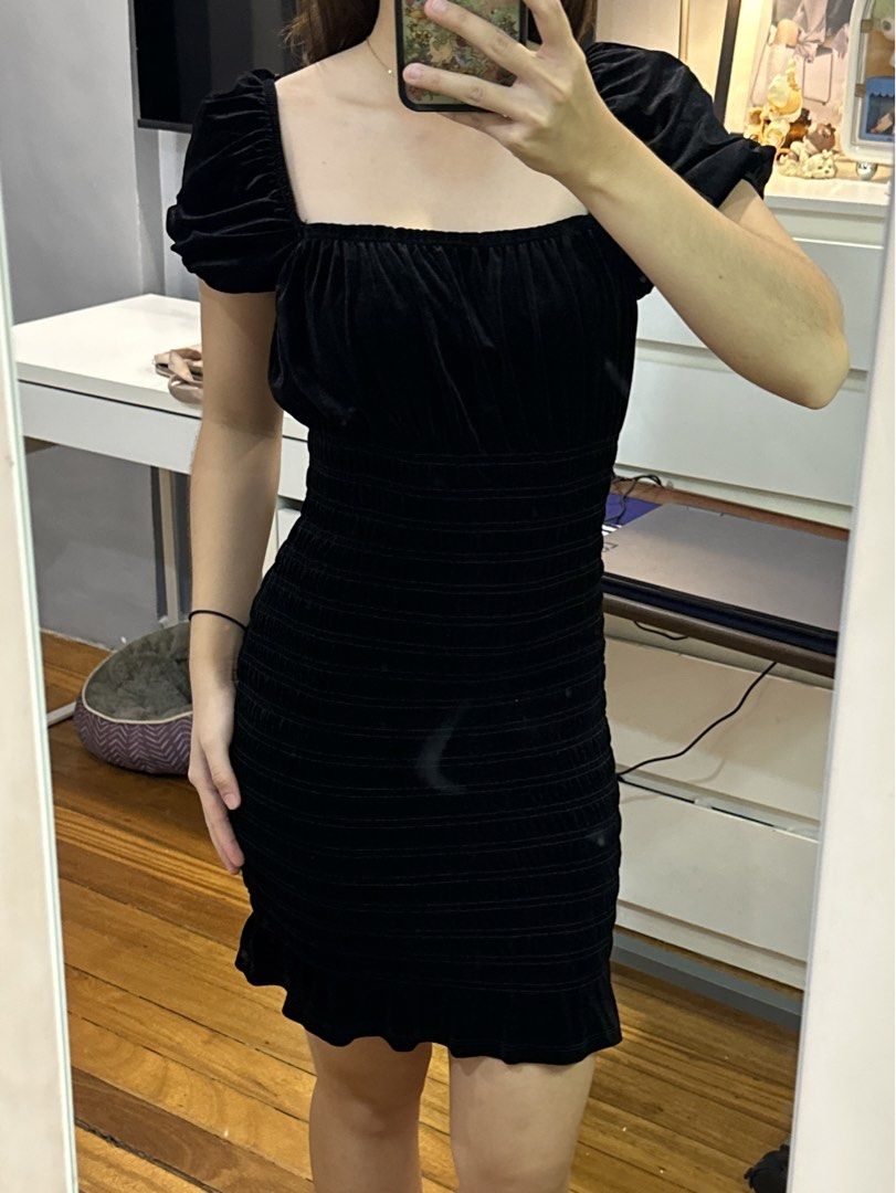 H&M velvet dress (Category: Dresses) located in Paranaque City. Submitted by celinegab (Listing ID 1462192561, Image 1). Description: .