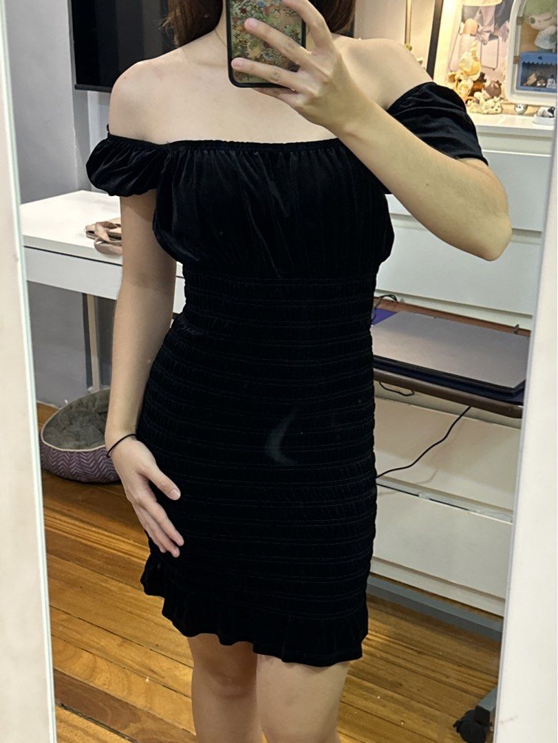 H&M velvet dress (Category: Dresses) located in Paranaque City. Submitted by celinegab (Listing ID 1462192561, Image 2). Description: .