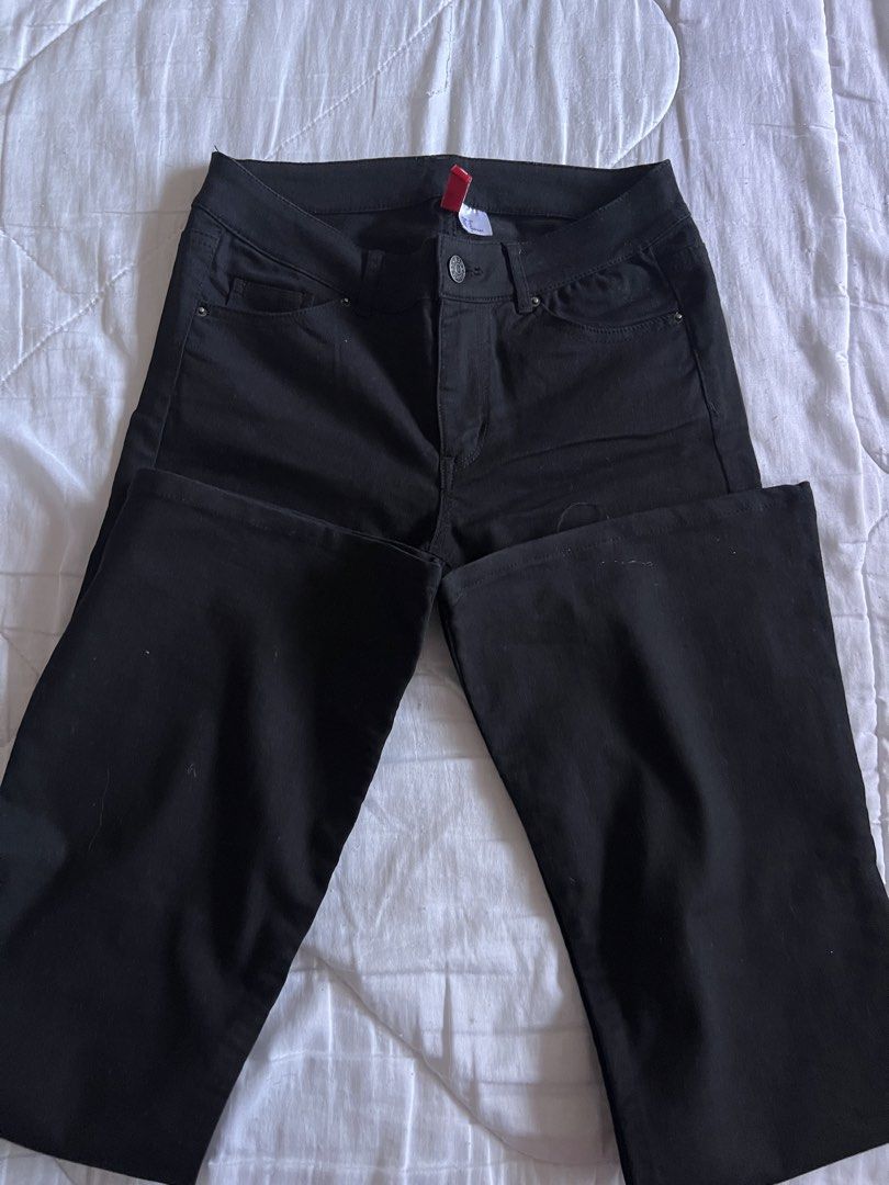 H&M Y2K Black Flared Jeans (Category: Jeans) located in Taguig. Submitted by gingerderp (Listing ID 1462140212, Image 3). Description: Low rise old H&M jeans that add to ALL your fits 😎.
