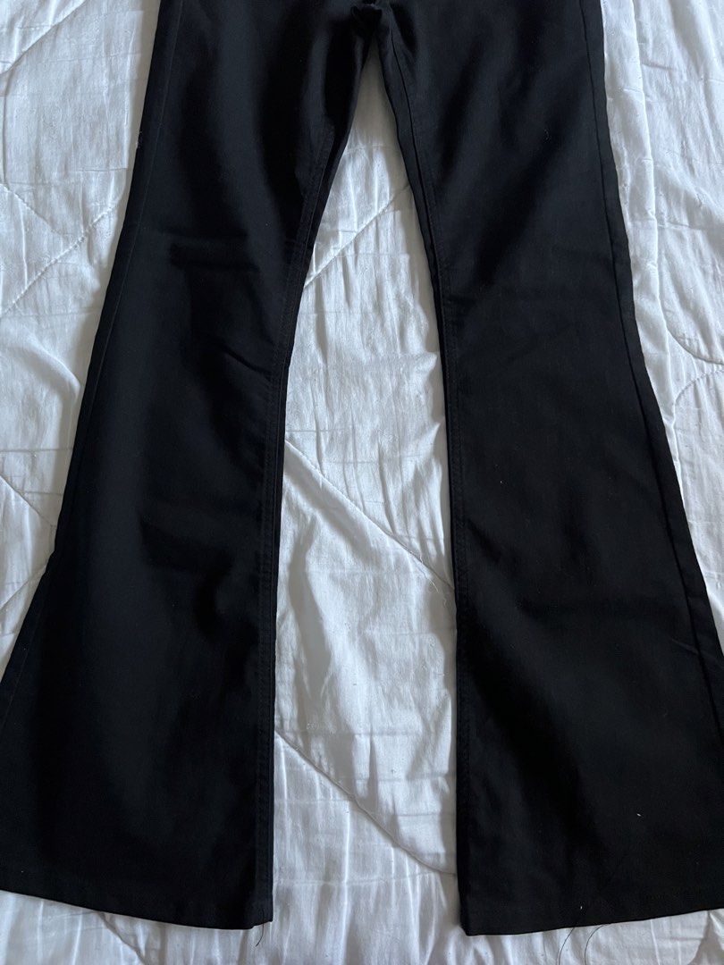 H&M Y2K Black Flared Jeans (Category: Jeans) located in Taguig. Submitted by gingerderp (Listing ID 1462140212, Image 2). Description: Low rise old H&M jeans that add to ALL your fits 😎.