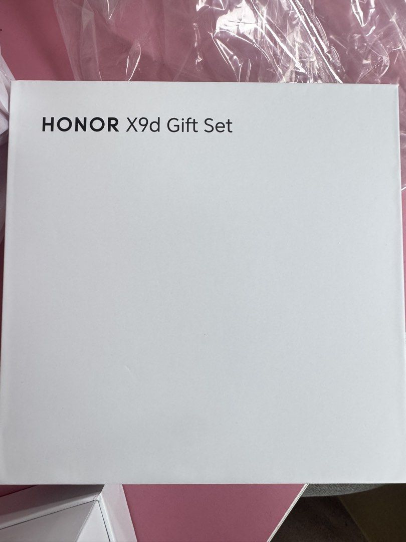 HONOR X9d 手機配件禮品套裝 （分類：手機套及手機殻）位於 Hong Kong。 由 kaleyyyyyy 提交（商品編號 1462063107，圖片 2）。簡介： 全部都係原裝正貨，未開封過。送禮自用都啱。有興趣就快啲聯絡我啦！。