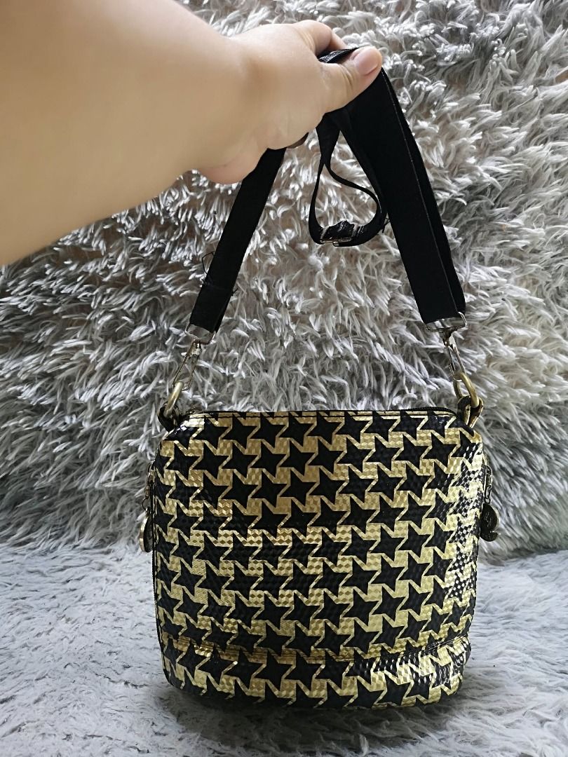 Houndstooth Pattern Zipper Closure Crossbody Bag (Category: Cross-body Bags) located in Santa Cruz. Submitted by jmy_surplus.2 (Listing ID 1462046302, Image 3). Description: Size ; L- 8.4 W - 10 Color ; Black , White Type ; Crossbody Bag Brand ; No Brand Material ; Leather Style ; White Black leather crossbody Bag LR 165 JMY 4 Batch #220.