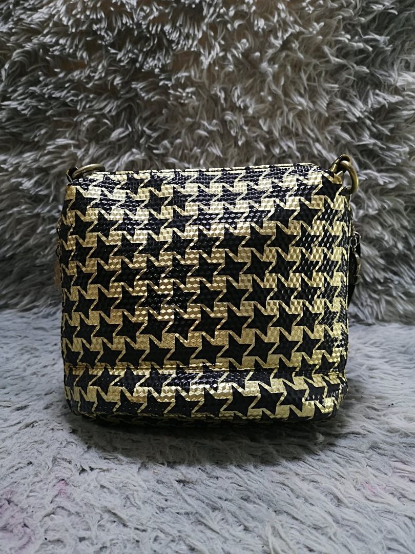 Houndstooth Pattern Zipper Closure Crossbody Bag (Category: Cross-body Bags) located in Santa Cruz. Submitted by jmy_surplus.2 (Listing ID 1462046302, Image 1). Description: Size ; L- 8.4 W - 10 Color ; Black , White Type ; Crossbody Bag Brand ; No Brand Material ; Leather Style ; White Black leather crossbody Bag LR 165 JMY 4 Batch #220.