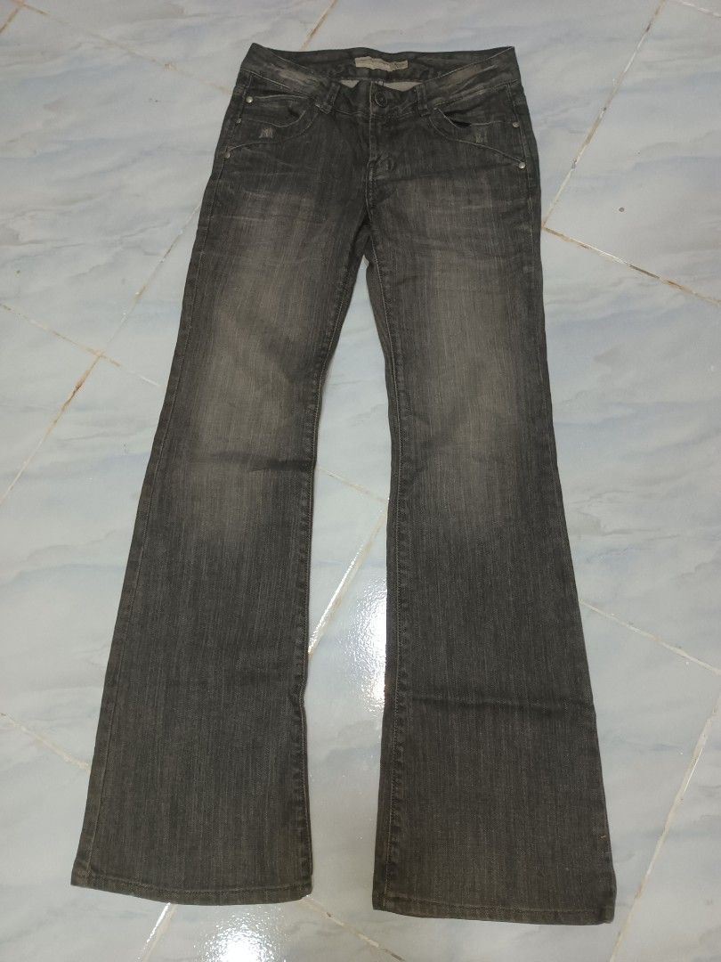 Interflow Jeans Grey Flared Denim Pants (Category: Jeans) located in Jolo. Submitted by zah-zah (Listing ID 1462219739, Image 1). Description: - Grey flared jeans from Interflow - Classic denim with a slight fade - Button and zip closure - Two back pockets with stitching detail - Comfortable fit for everyday wear.