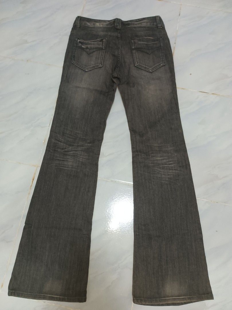 Interflow Jeans Grey Flared Denim Pants (Category: Jeans) located in Jolo. Submitted by zah-zah (Listing ID 1462219739, Image 2). Description: - Grey flared jeans from Interflow - Classic denim with a slight fade - Button and zip closure - Two back pockets with stitching detail - Comfortable fit for everyday wear.