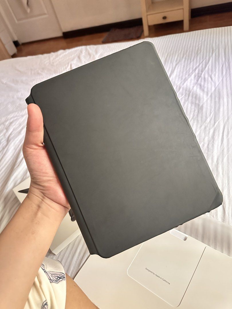 Ipad Magic Keyboard (Category: Computer Keyboard) located in Muntinlupa City. Submitted by russee (Listing ID 1462076107, Image 3). Description: - Model A2261 - compatible with Ipad Pro (1st-4th gen) and Ipad Air (4th-5th gen, M2-M4 models) - All keys working - Please see photos for aesthetic issues - fixed price Php7,000 RFS: hardly used, decluttering.